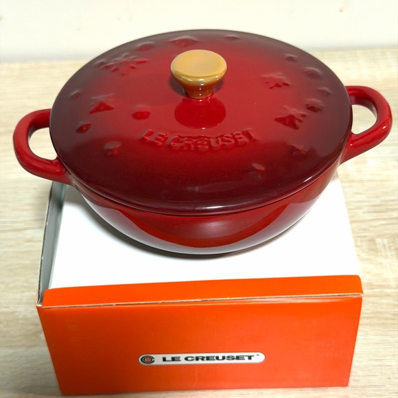 Le Creuset Mini Marmite Star Relief - Picture 2 of 9